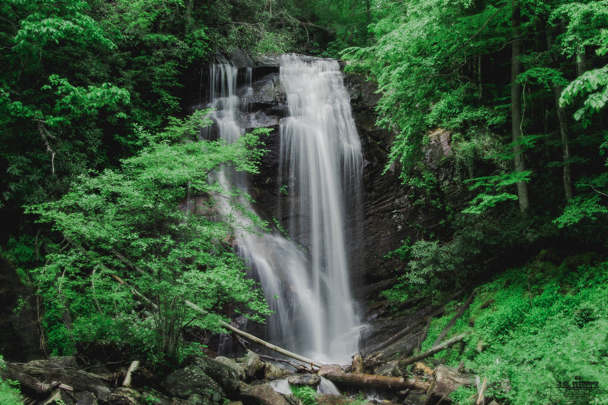 Anna Ruby Falls waterfall in lush green forest