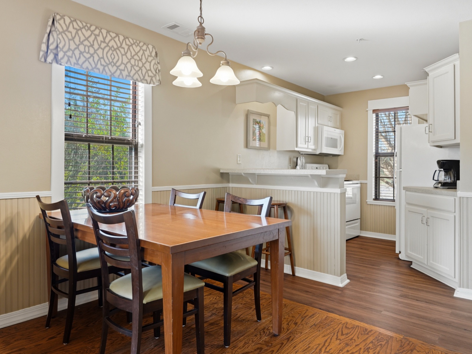 Cabin Retreat dining area and kitchenette