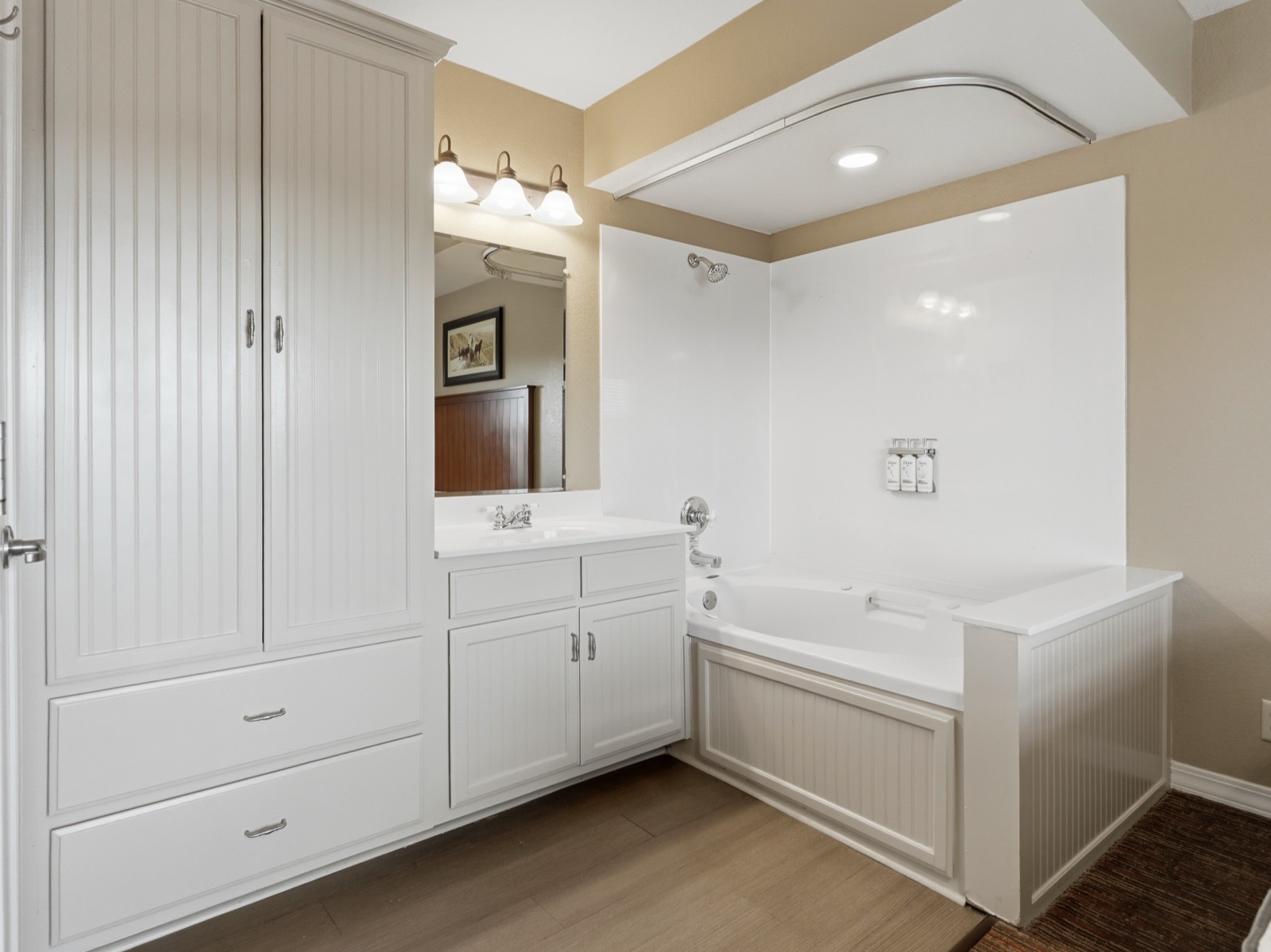 Cabin Residence bathroom with tub