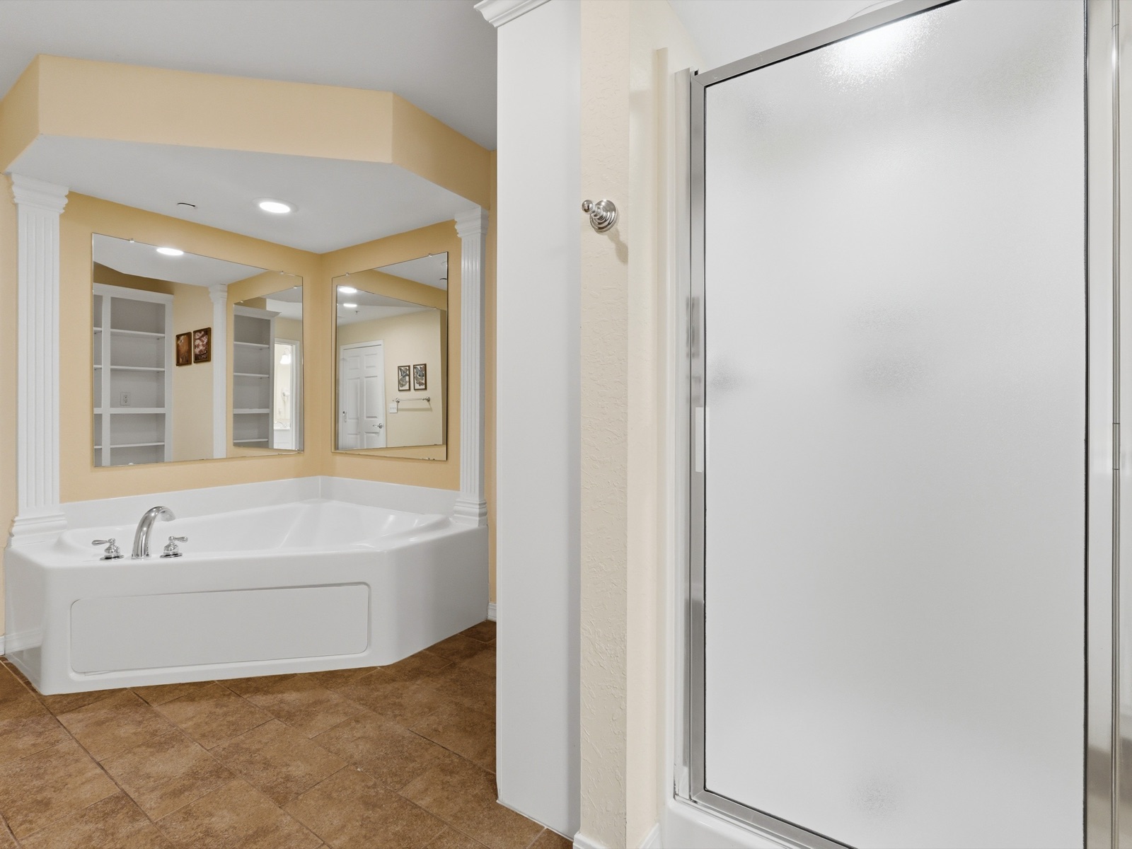 Presidential 2-Bedroom bathroom with soaking tub